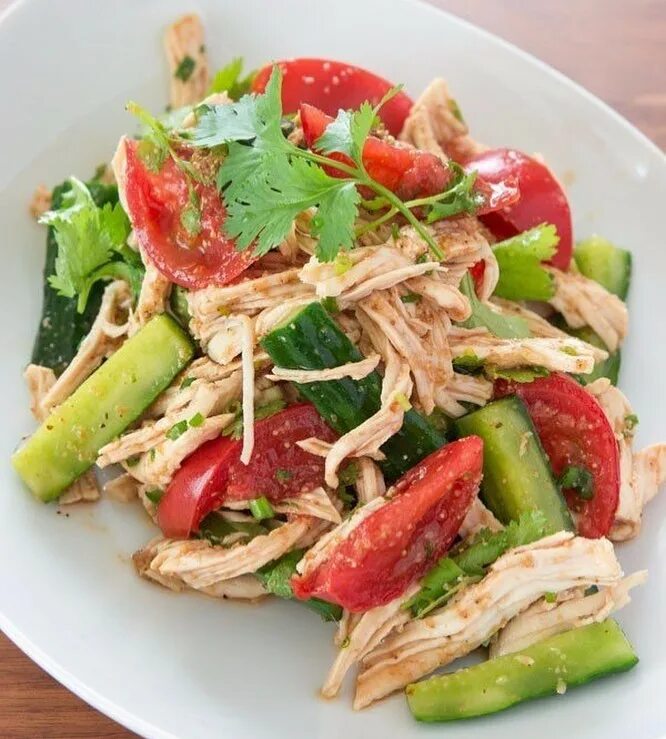 салат с копчёной грудкой и фасолью. салат из куриной грудки огурца помидора. салат с курицей и помидорами. салат капуста пекинская фетакса. салат свежий с майонезом.