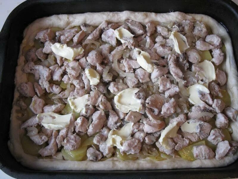 При какой температуре выпекать курник. Вкусный курник с курицей и картошкой в духовке. курник из утки с картошкой. картофель для курника как порезать. сколько пекутся курники в духовке.