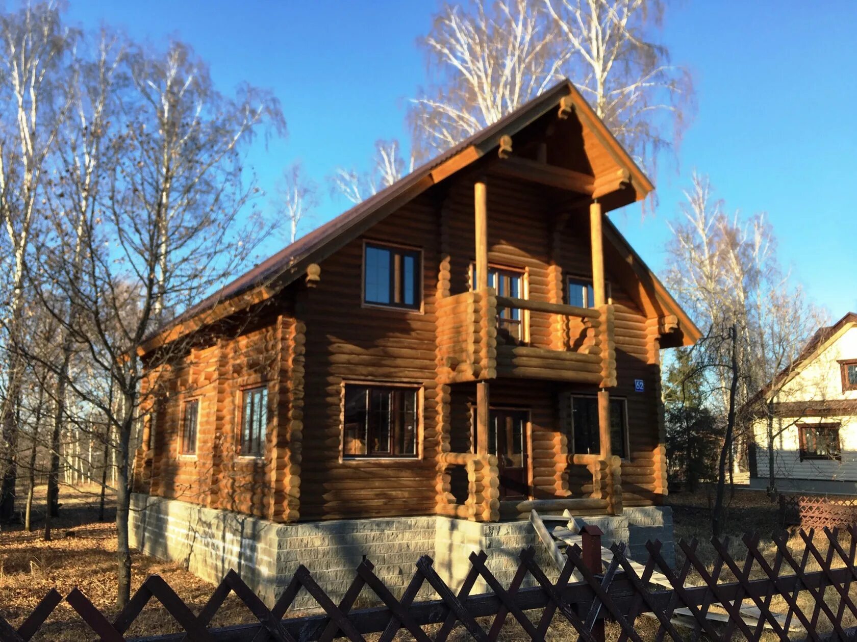 Винни вилла. Ашитково коттеджи. Дом в соснах. Сосна у дома.