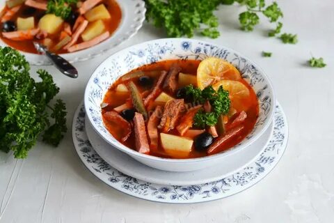 Солянка с колбасой и картошкой без мяса