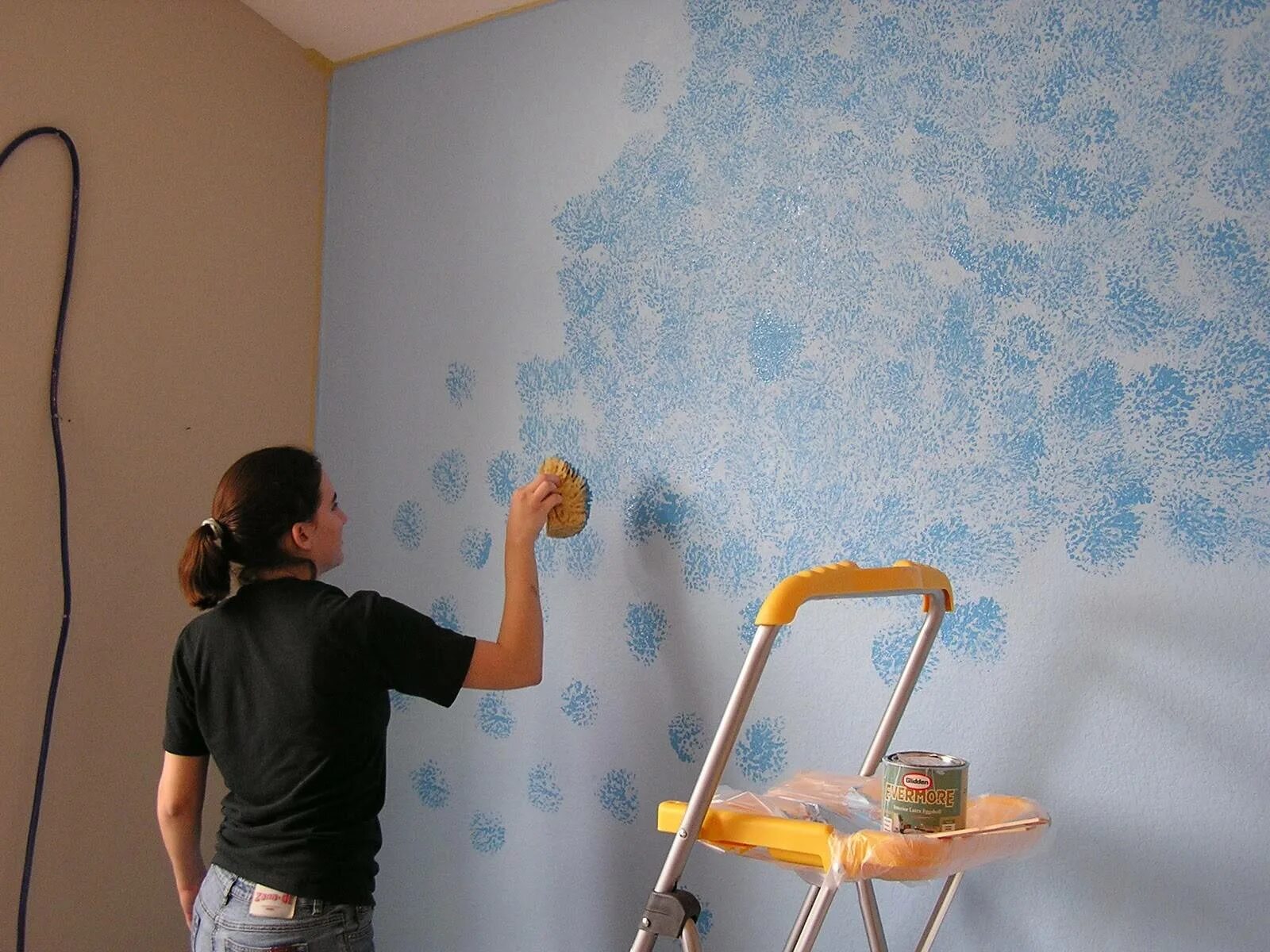 Можно наносить на старые обои. Декоративное окрашивание стен. Оригинальное окрашивание стен водоэмульсионной краской. Краска для стек вквартире. Декоративная побелка стен.