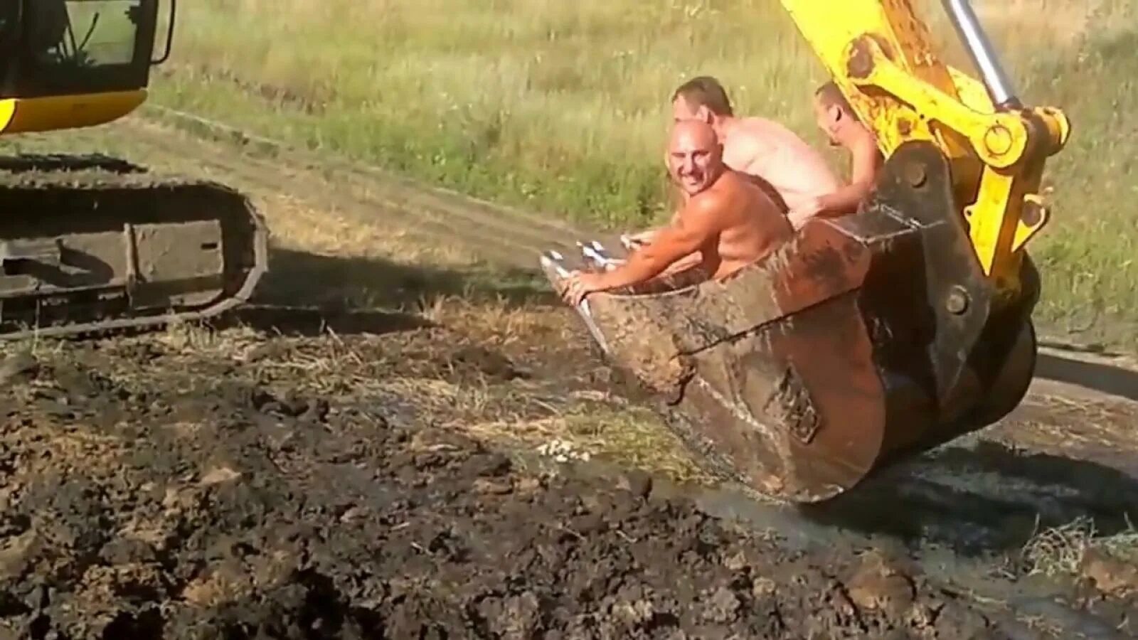 Поднимаюсь на экскаваторе