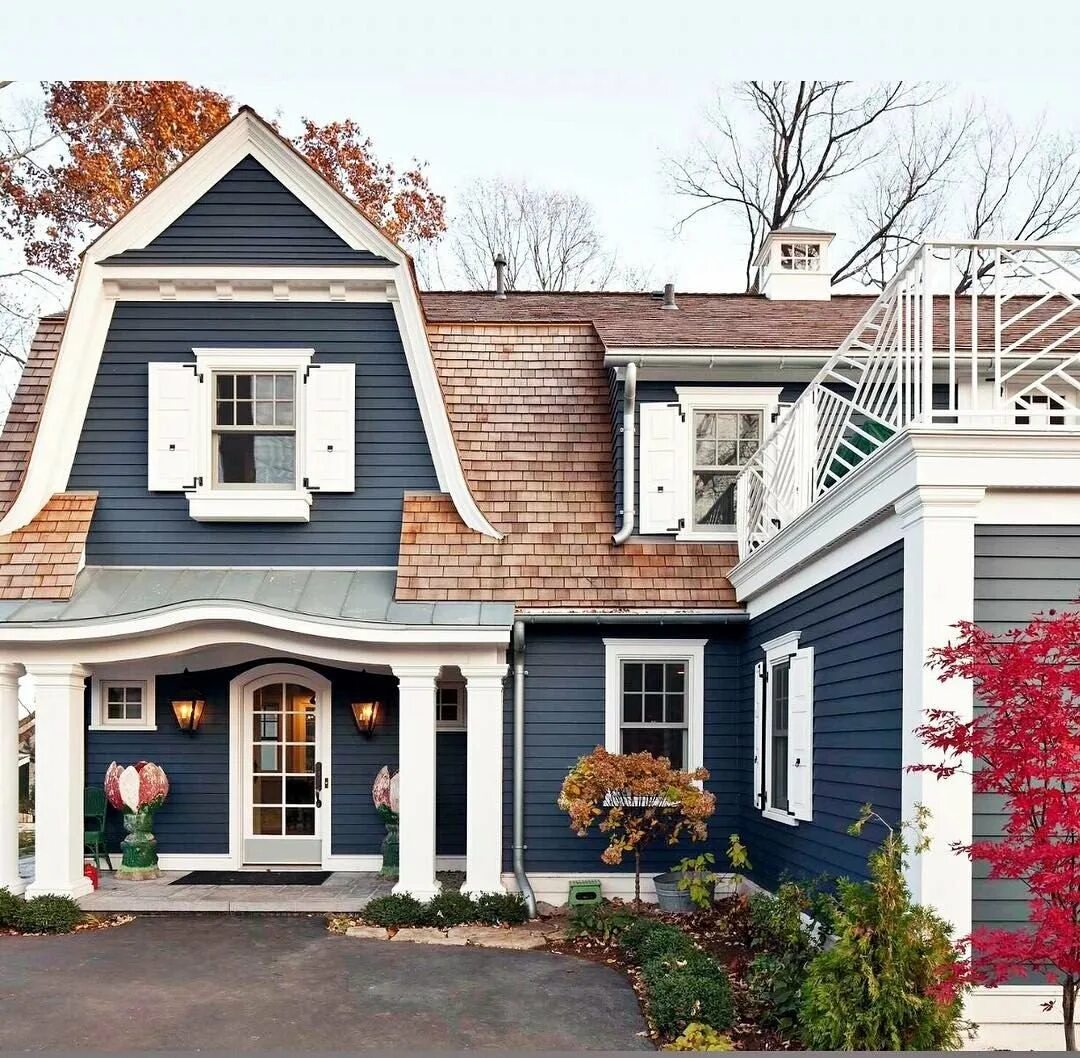 Старый серый дом. Дом в стиле американский фармхаус. Фасад в американском стиле. Фасады домов в американском стиле. Крыша в американском стиле.