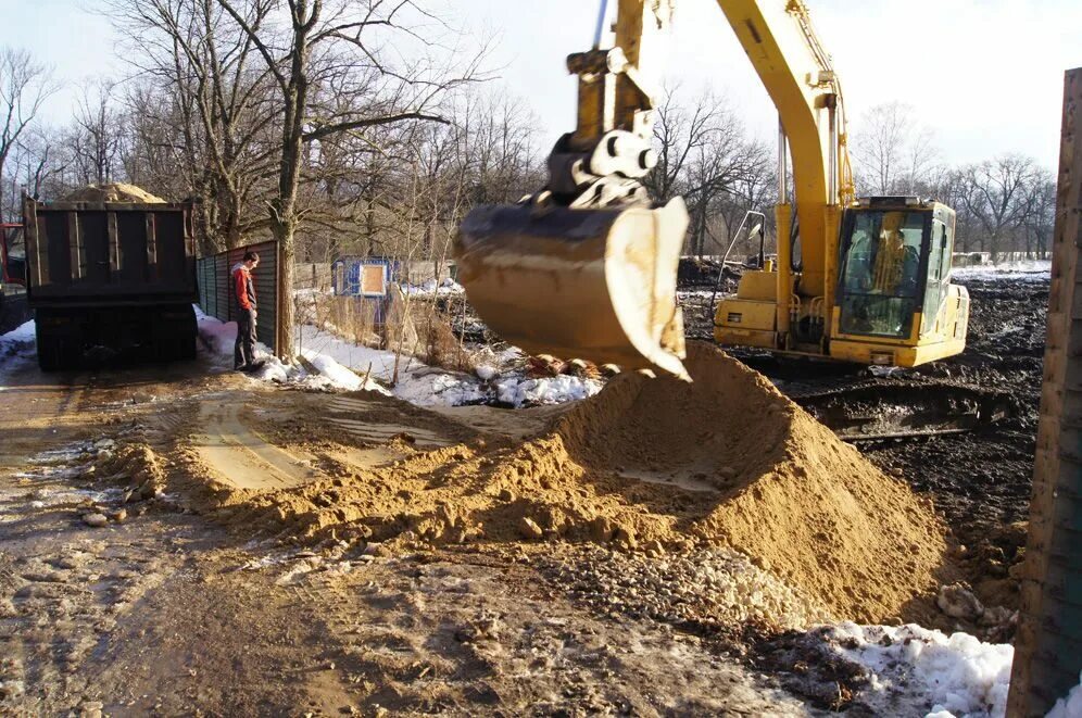 строительный котлован. копка котлована. ручная копка траншей. земельные работы санкт петербург. земельные работы санкт петербург.
