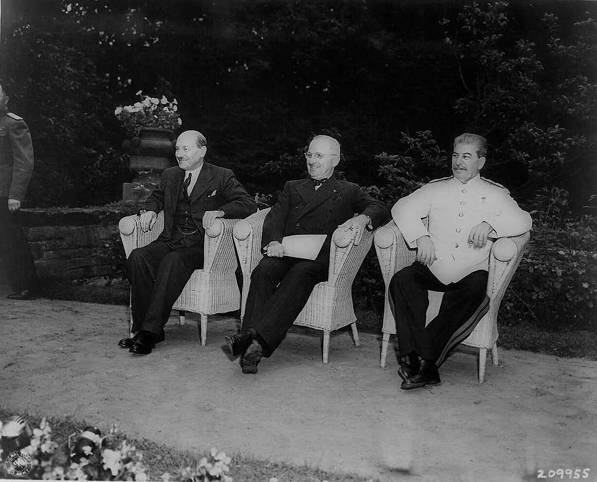 Потсдамская конференция союзников. Конференция в Потсдаме 1945. Клемент Эттли Потсдамская конференция. Потсдамская конференция 1945 Сталин Трумэн Эттли. Потсдамская конференция 1945 Трумэн Черчилль.