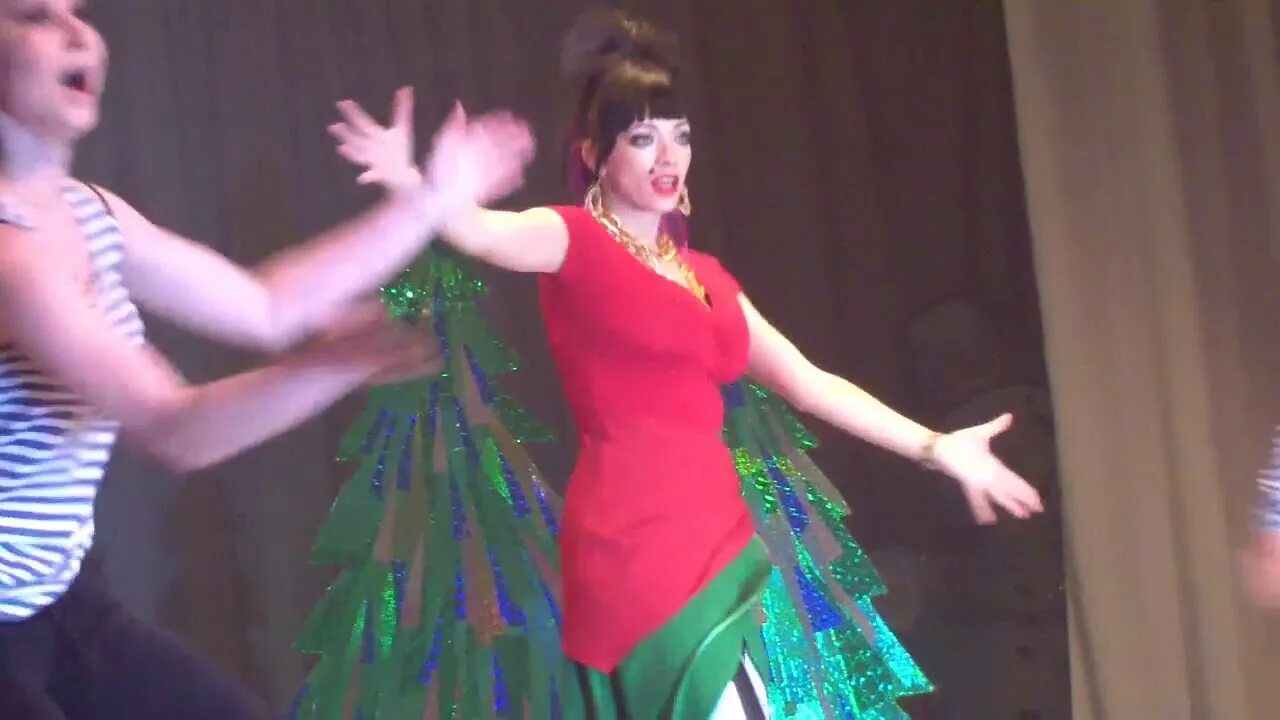 Танец атаманши. Танец атаманши и разбойников. Разбойница атаманша из бременских музыкантов. Бременские музыканты мультфильм 1969 атаманша. Ледовый театр бременские музыканты.