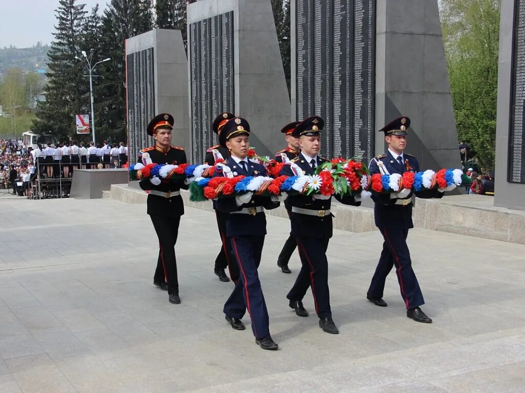 Победа горно алтайск. Парк Победы Горно-Алтайск. День Победы Горно-Алтайск. 9 Мая Горно Алтайск 2022. Парад Победы горный Алтай.