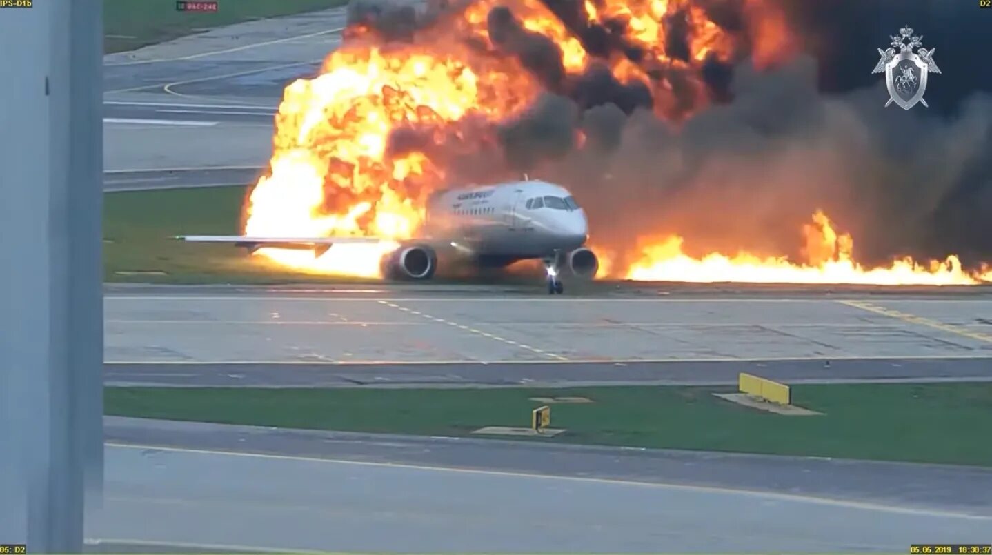 Сухой Суперджет 100 Шереметьево пожар. Катастрофа SSJ 100 В Шереметьево. Катастрофа Суперджет 100 в Шереметьево. Авиакатастрофа в Шереметьево SSJ-100 авиакатастрофа. В шереметьево захватили самолет