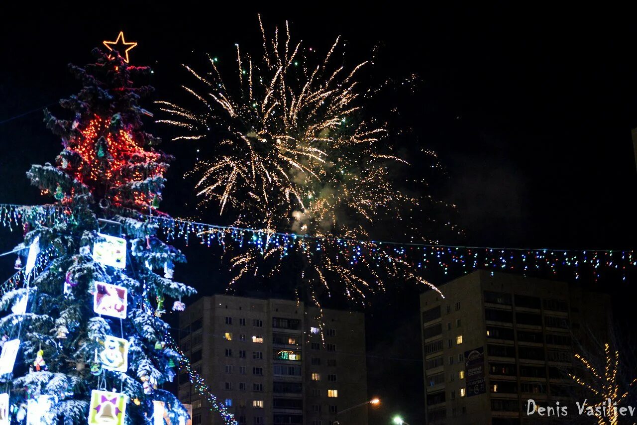 новогодняя ночь 10 лет видео. новогодняя елка с иллюминацией. елка в озерске челябинской. новогодняя ночь 10 лет видео. пушкинская площадь в москве.
