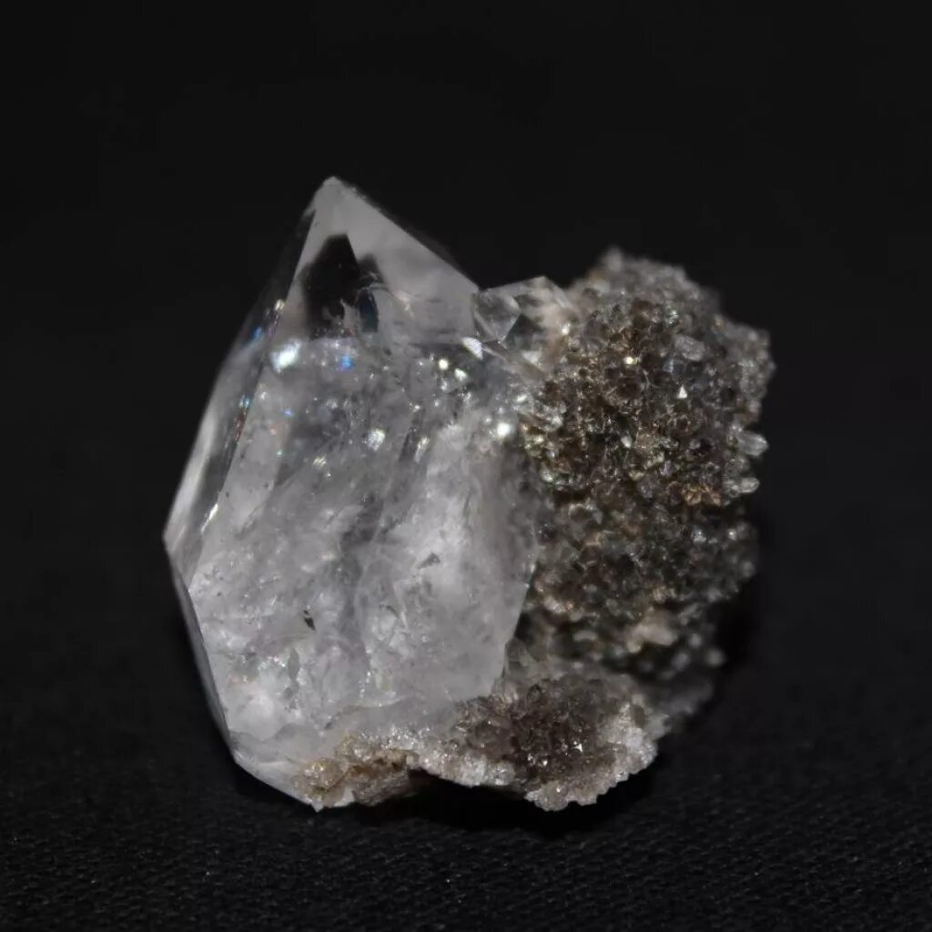 Алмазы какое ископаемое. Минерал самородок Алмаз. Herkimer Diamond. Алмаз неограненный камень. Алмаз минерал необработанный.