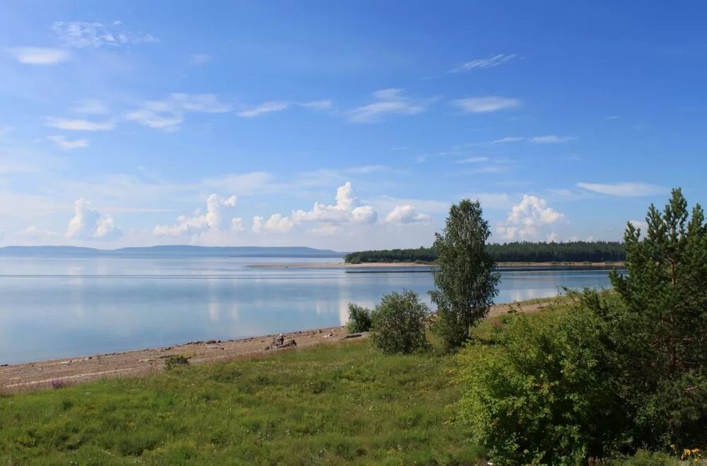 Ближний берег. Братск Ангара водохранилище. Ангара река Братское водохранилище. Город Братск река Ангара. Река Ангара Братск пляж.