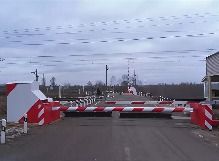 Шлагбаум жд переезда. Противотаранный железнодорожный шлагбаум. противотаранный откатной шлагбаум. жд шлагбаум. противотаранные устройства на жд переездах.