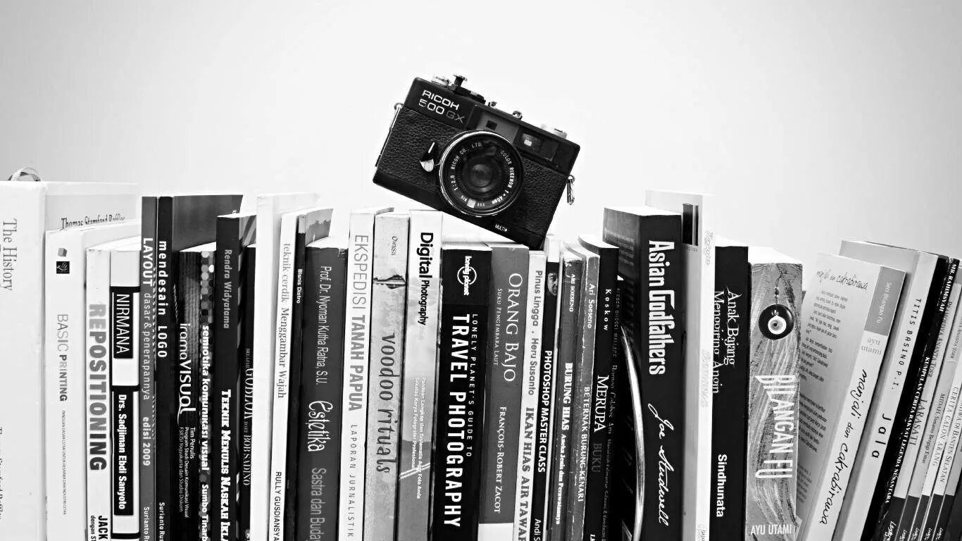 Книга черно белая обложка. Фотоаппарат и книга. Обложка для фейсбука книги. Книга черно белая фотография. Фотокамера книга.