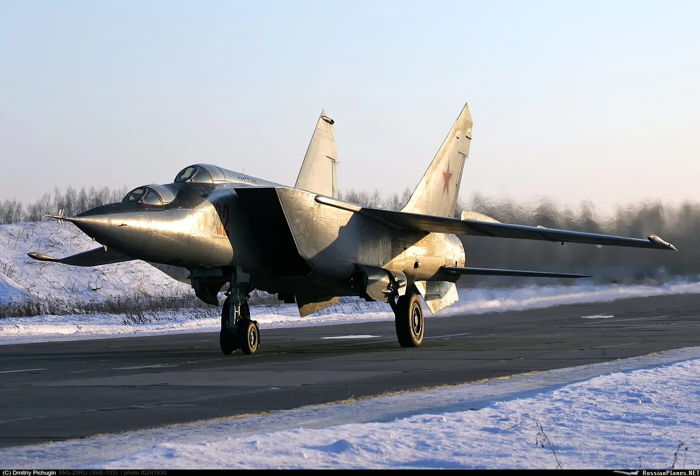 Миг-25пу. Миг-25 сверхзвуковой самолёт. Миг 25 уб. Миг-25 реактивный самолёт.