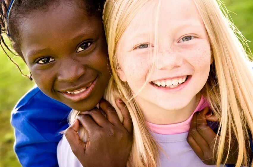 Разные нации. Непохожие двойняшки. Два разных национальностей. Разные нации. Иностранные студенты.