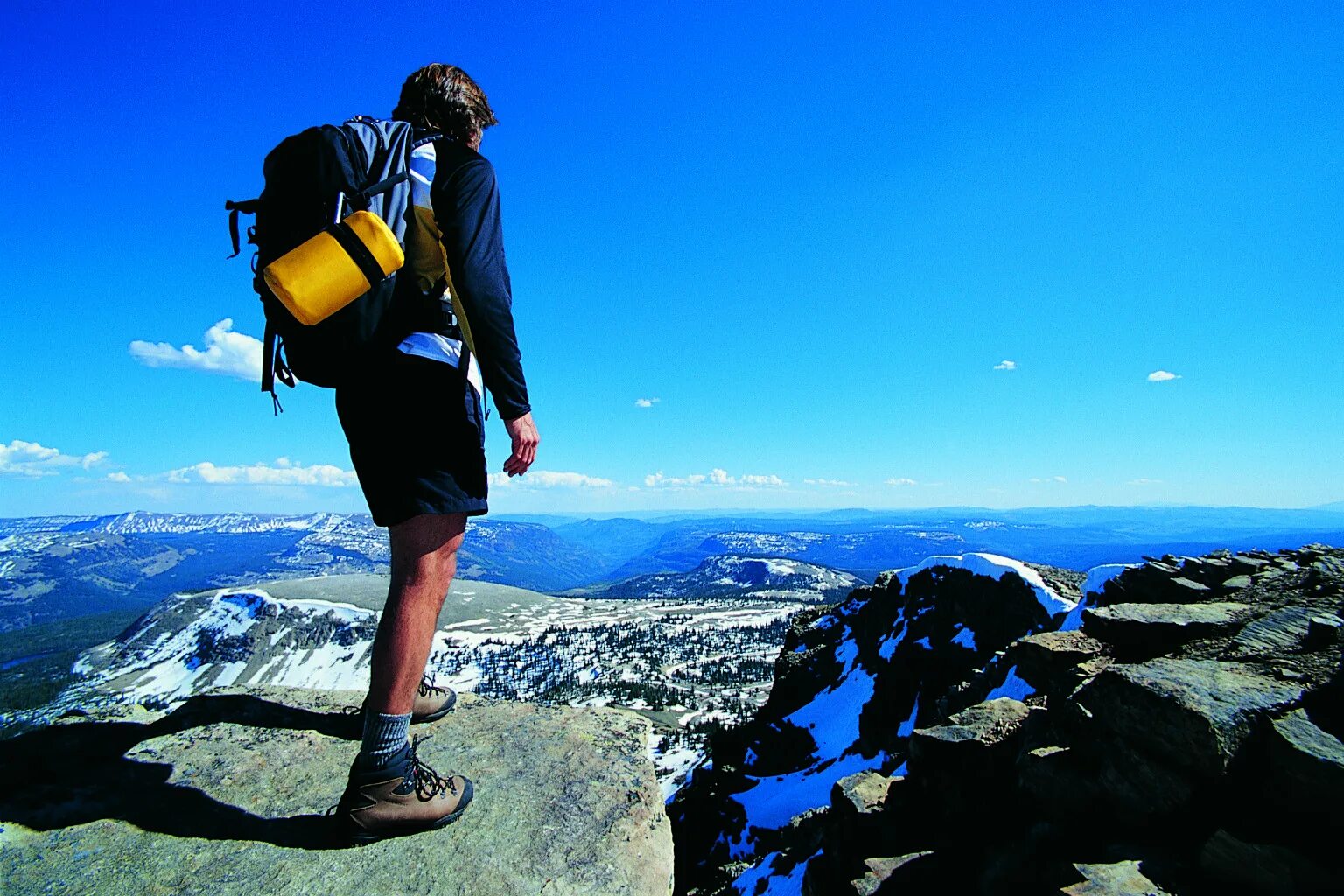 Travel get go on. Турист с рюкзаком. Туристы в горах. Красивые путешествия. Путешествия картинки.