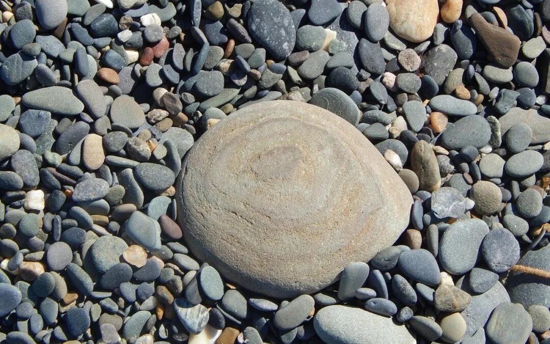 Skipping stones. Плоский камень. Крупные плоские камни. Плоский валун. Круглый плоский камень.