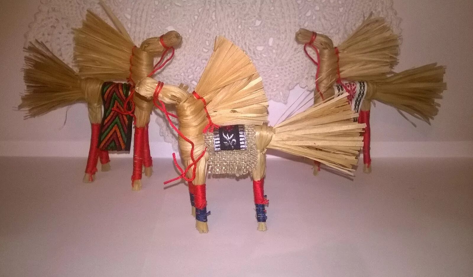 неразлучники из лыка. неразлучники из лыка мастер класс. кукла масленица из лыка. солнечный конь из лыка мастер класс. кукла веснянка из лыка.