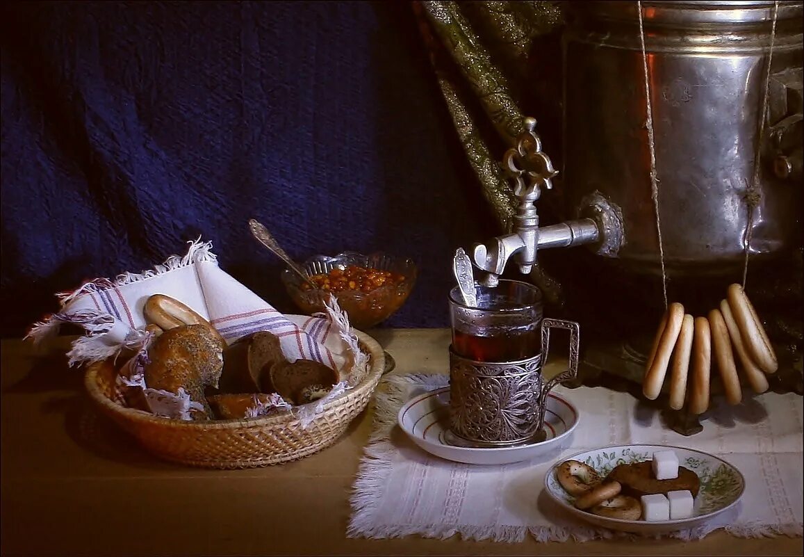 надо пить чай. сахар в прикуску с чаем. пил чай вприкуску. натюрморт завтрак. пил чай вприкуску.