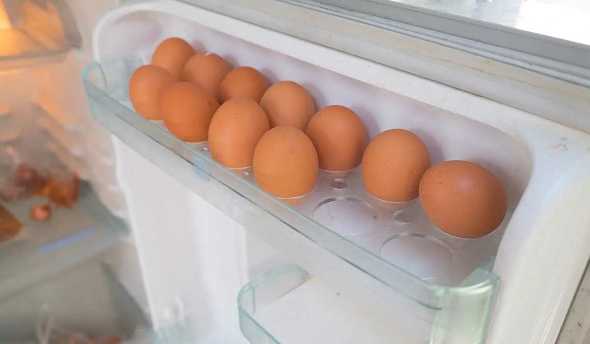 Яйца в холодильнике. Хранение яиц. Куриные яйца в холодильнике. Яйца на дверце холодильника.