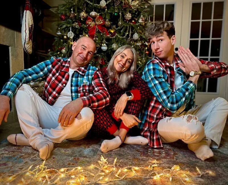 фейерверк. блондинка в законе кадры из фильма. праздники 31 мая 2021. риз уизерспун блондинка в законе. новый год 31 мая.