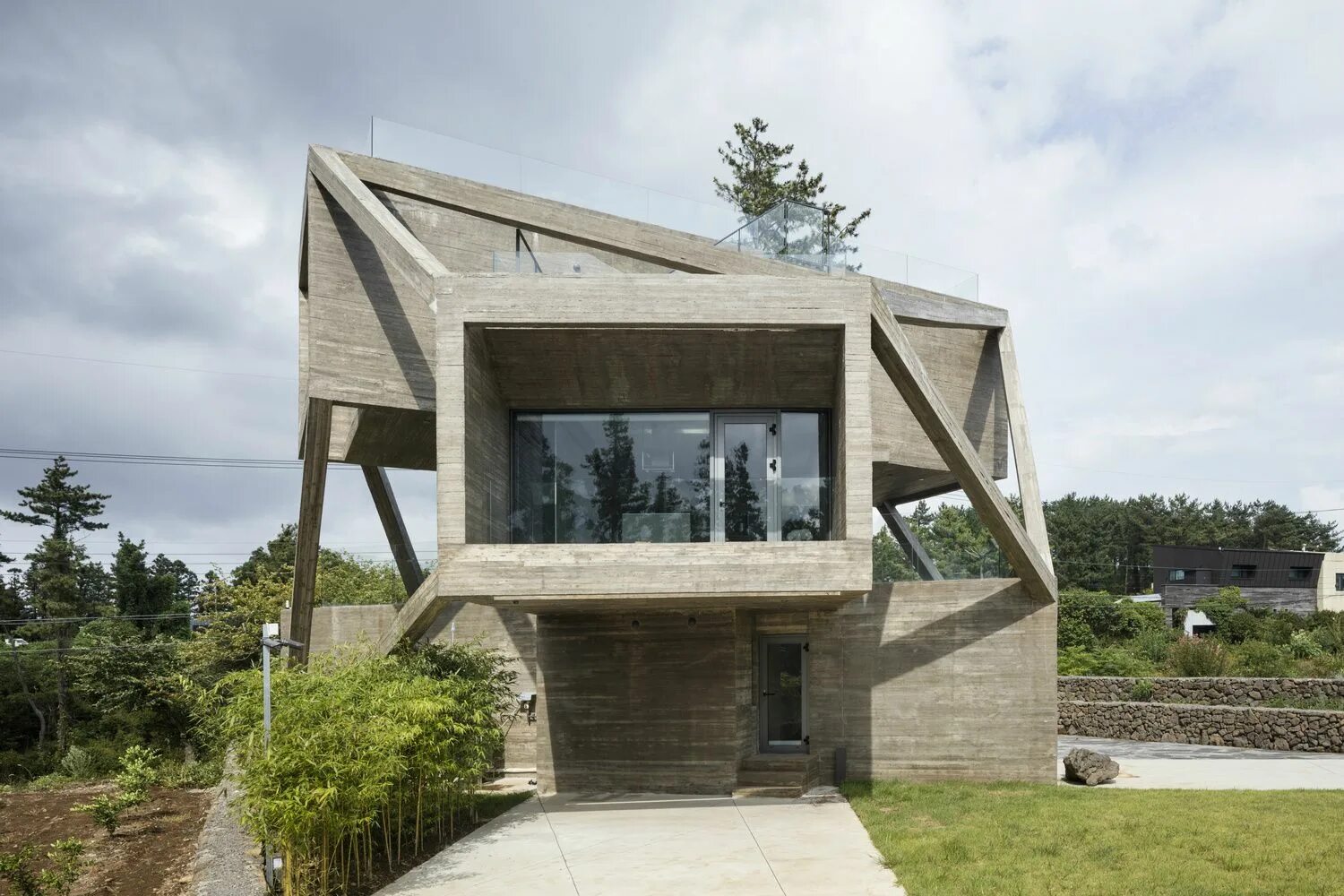 Concrete house by luciano kruk. Архитектура из стекла и бетона. Современный монолитный дом. Монолитный бетонный дом. Железобетонный дом.