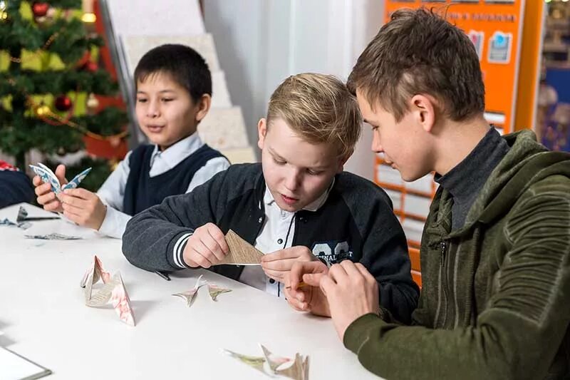 Дизайнер иллюстрация для детей. Игровая вечеринка для детей. Модельер иллюстрация для детей. Начинающий дизайнер ребенок. Кружок юного модельера для детей.