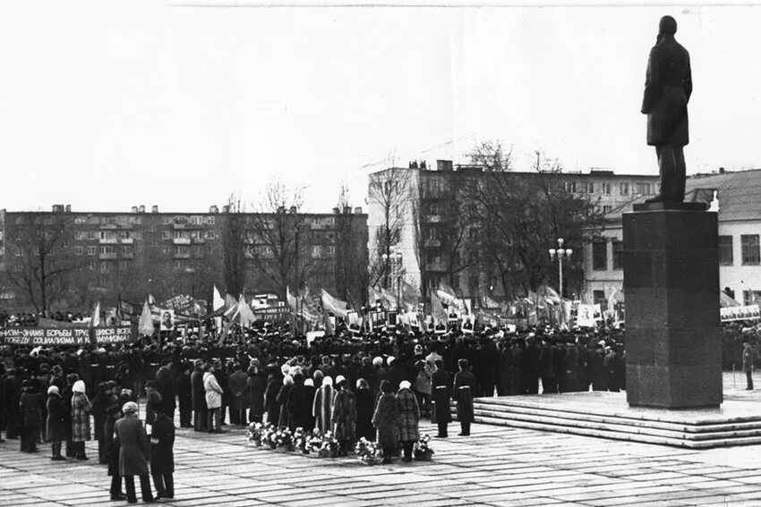 История школы 33. Памятник на 1 школе Энгельс. Энгельс 1747 год. Памятник Фридриху Энгельсу Энгельс. Фридриха Энгельса 1 школа Энгельс.