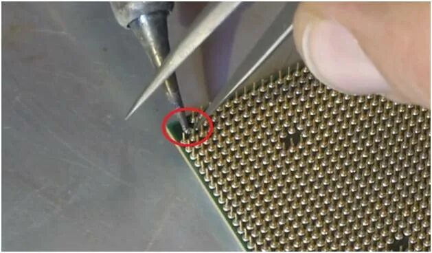 как выровнять процессор. гнутые ножки процессора интел. процессор амд с загнутыми ножками. процессор амд ножки. гнутые ножки процессора amd.