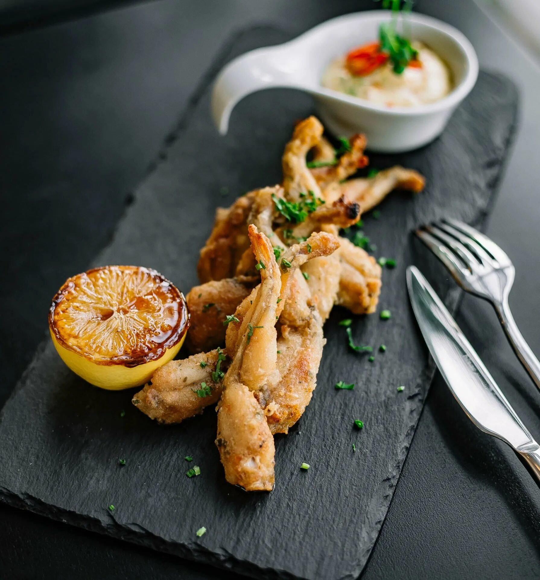 Frog legs. Лягушачьи лапки во Франции. Французские деликатесы лягушачьи лапки. Лягушачьи лапки французское блюдо. Лягушачьи лапки Мишлен.