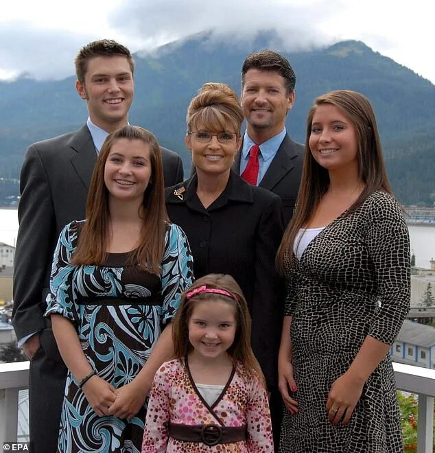 Голландская семья фото. And her family. Голландская семья все копии. And her family. Многодетная семья.