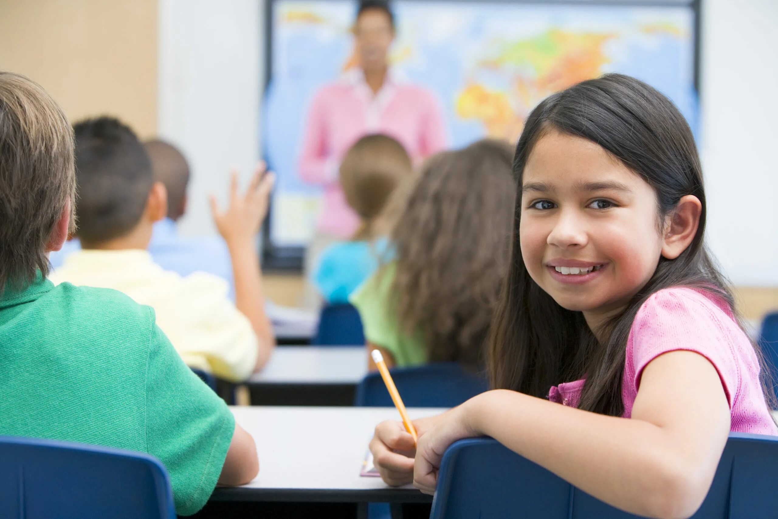 Primary students. Перед школой. Повернутые дети в классе. Дети поворачиваются в школе. Начальное образование: Elementary School.