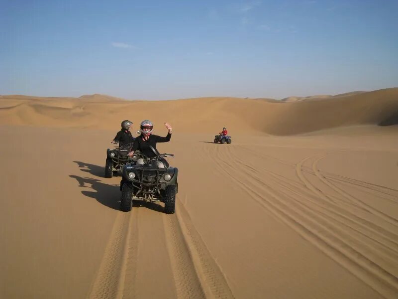 Пустыня ездить. Квадроцикл в пустыне. Египет квадроциклы в пустыне. По пустыне на квадроциклах. Квадроциклы в пустыне Дубай.