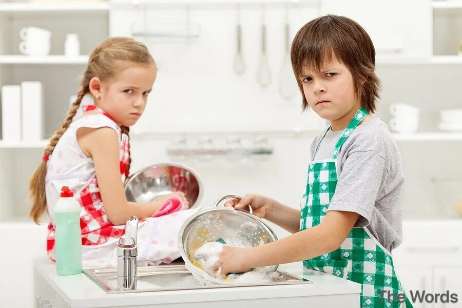 Подруга успокаивает. Отказался помочь девочкам. Человек просит. Подруга утешает подругу. Женщина с ребенком на руках.