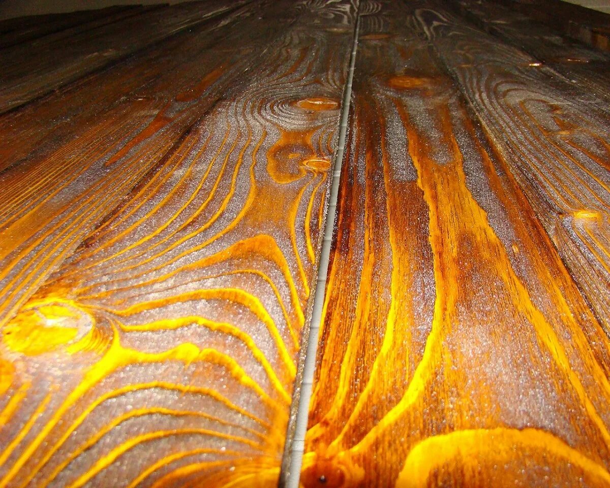 Состаривание древесины браширование. Состаренная древесина. Обожженное дерево декор. Стол из дерева покрытый лаком. Обжигающий лак.