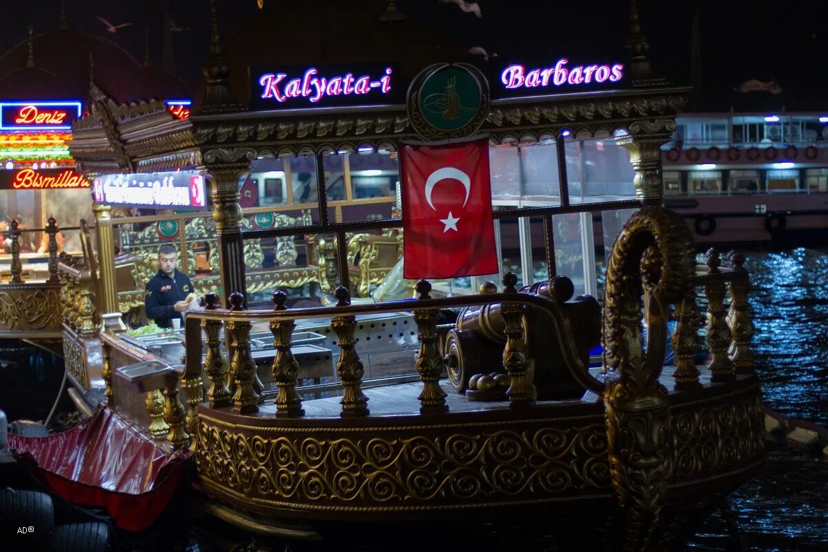 Арнаутская вечером Стамбул. День рождения в Стамбуле вечер. Бар Арамис в Софии. Кыаанч. Стамбул за 4 дня