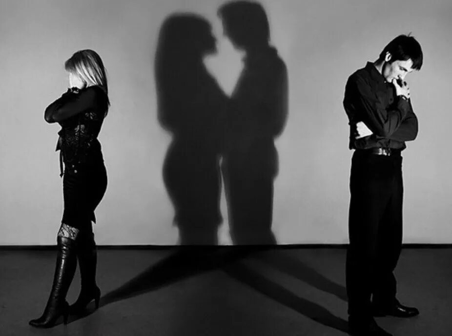 Расставание с любимым человеком. Мужчина и женщина спиной друг к другу. Света ссора. Человек кричит. Спина к спине.