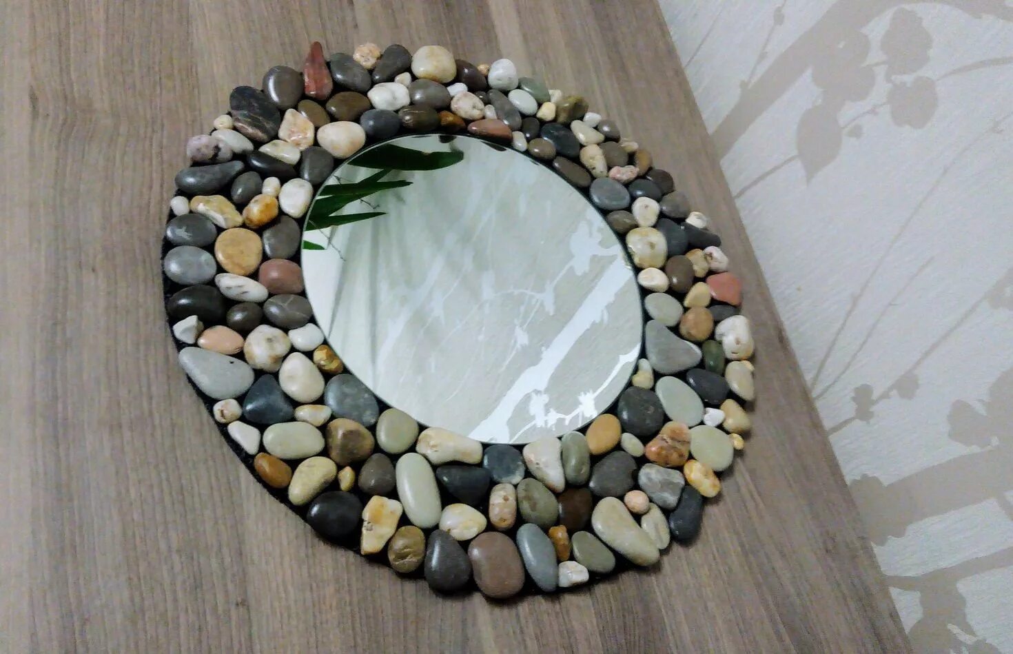 морские камушки в интерьере. что можно сделать из камня своими руками. панно из гальки. сувениры из морской гальки. композиция из камешков.