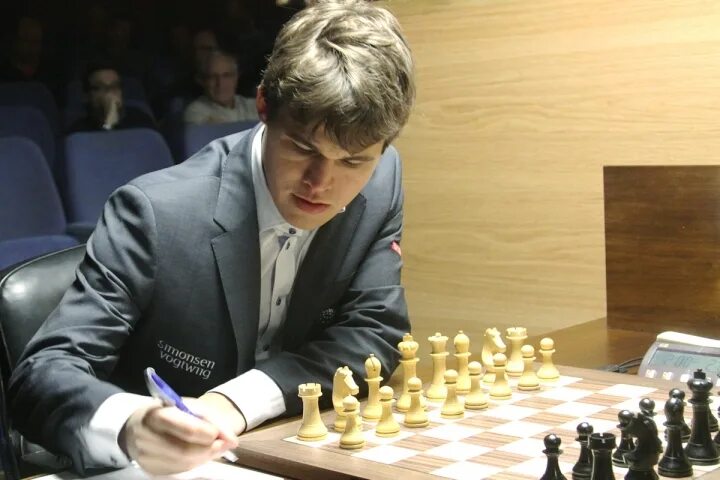 Претендент 8 букв. Магнус Карлсен с длинными волосами. Шахматы Play Magnus. Александрия Карлсен. Пума Магнус Карлсен.