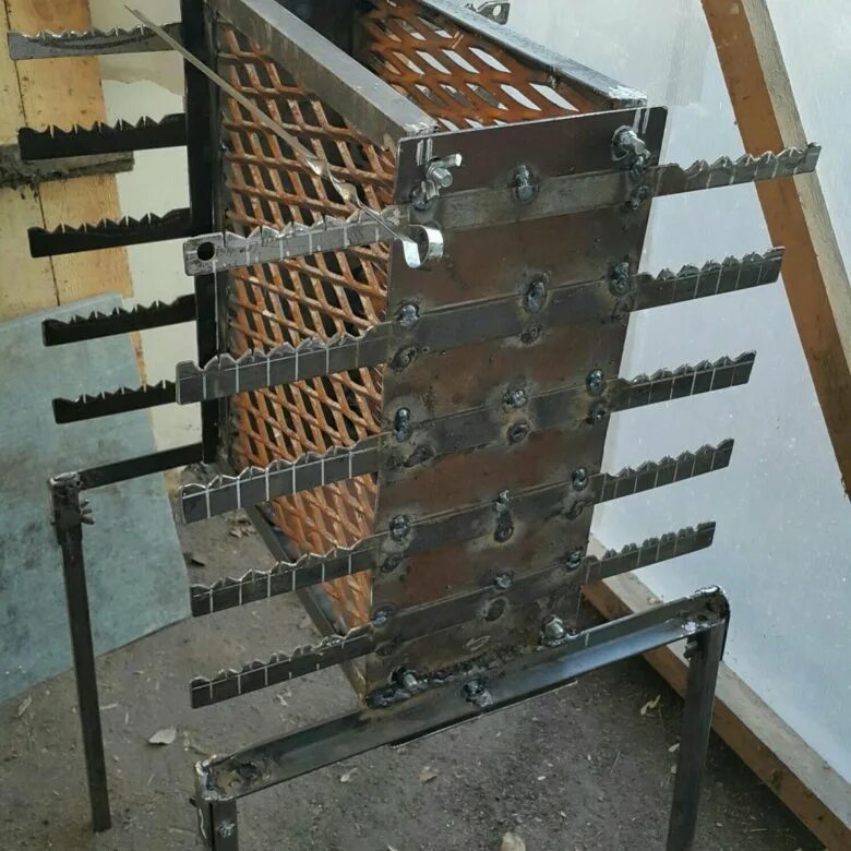 вертикальный мангал из просечки для шашлыка. вертикальный мангал для шашлыка. мангал вертикальный мв 460000. вертикальный мангал для шашлыка. вертикальный угольный мангал.