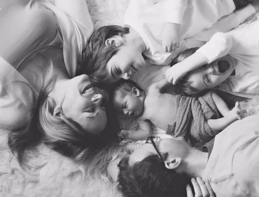 Жмж ножки. Семья Эстетика. Счастливая семья чб. Семья любовь. Черно белая фотосессия семьи.