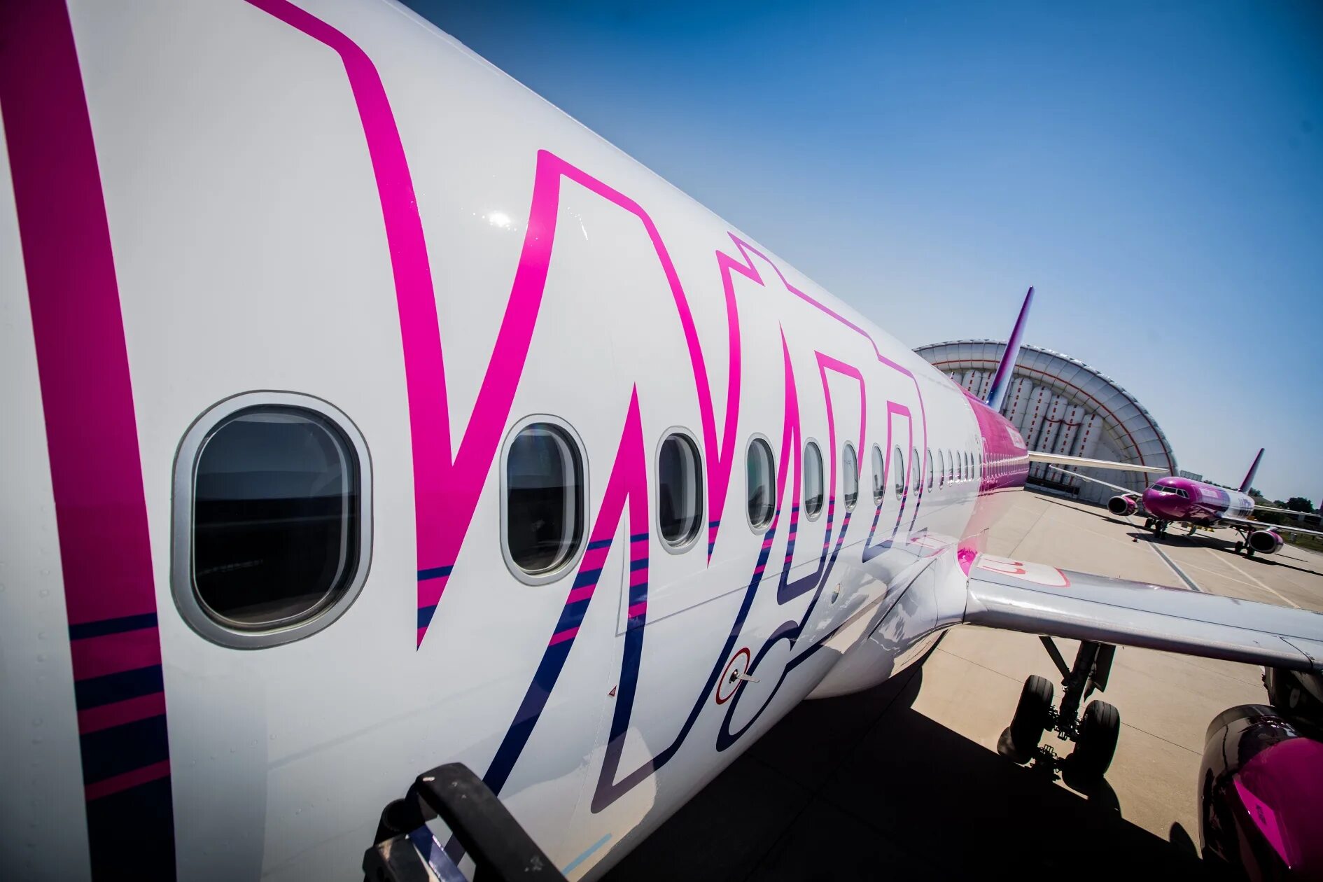 Самое эйр. Wizz Air самолеты. Wizz Air Абу Даби. Розовый самолет. Авиакомпании лоукостеры.