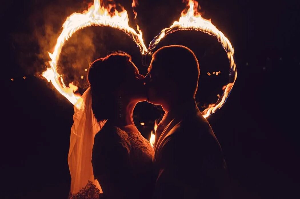 Fiery kiss. Влюбленные у огня. Огненный поцелуй. Двое на фоне костра. Огненный поцелуй.