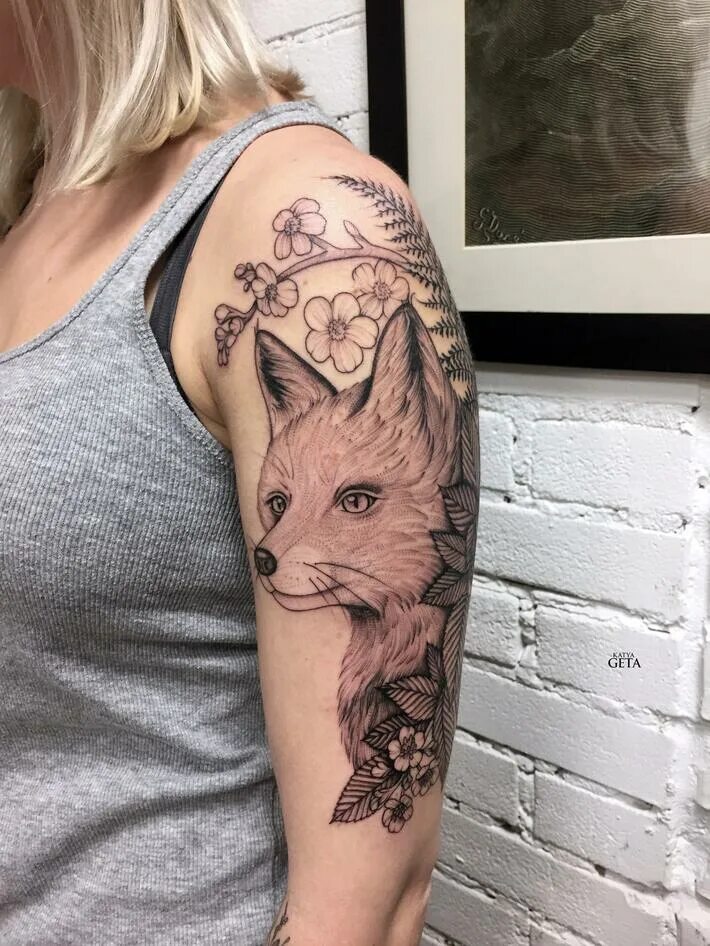 Меховая горжетка. Тату лиса. Лиса алиса лисяо. Тату лиса на плече. Лиса плечи.