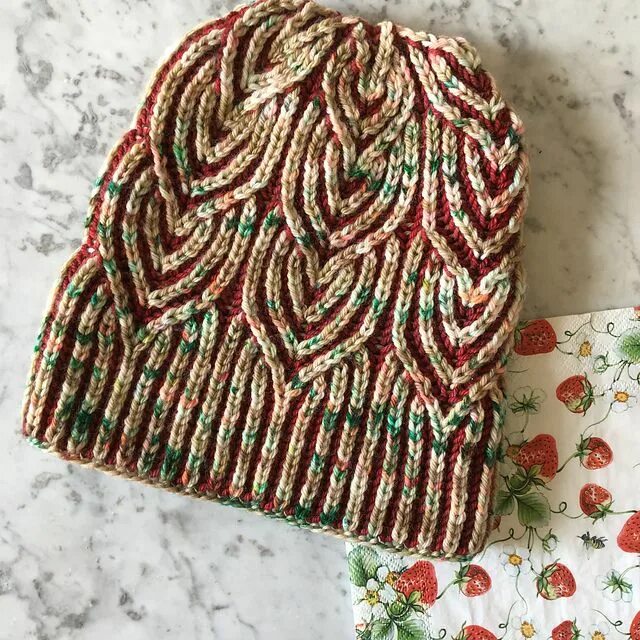 Техника бриошь крючком. Шапка бини техника Бриошь. Katrin Schubert Brioche шапки схемы. Узоры Бриошь спицами. Шапочка в стиле Бриошь.