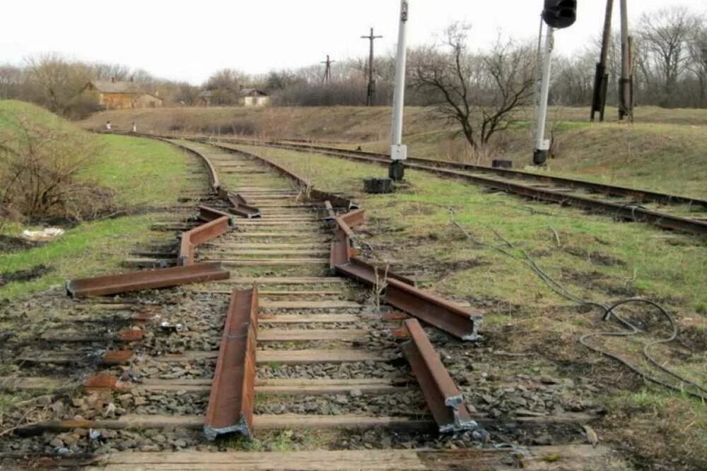 Разбили железную дорогу. Донбасская железная дорога. Литва демонтирует ЖД пути. Разобранная железная дорога. Разрушенная железная дорога.