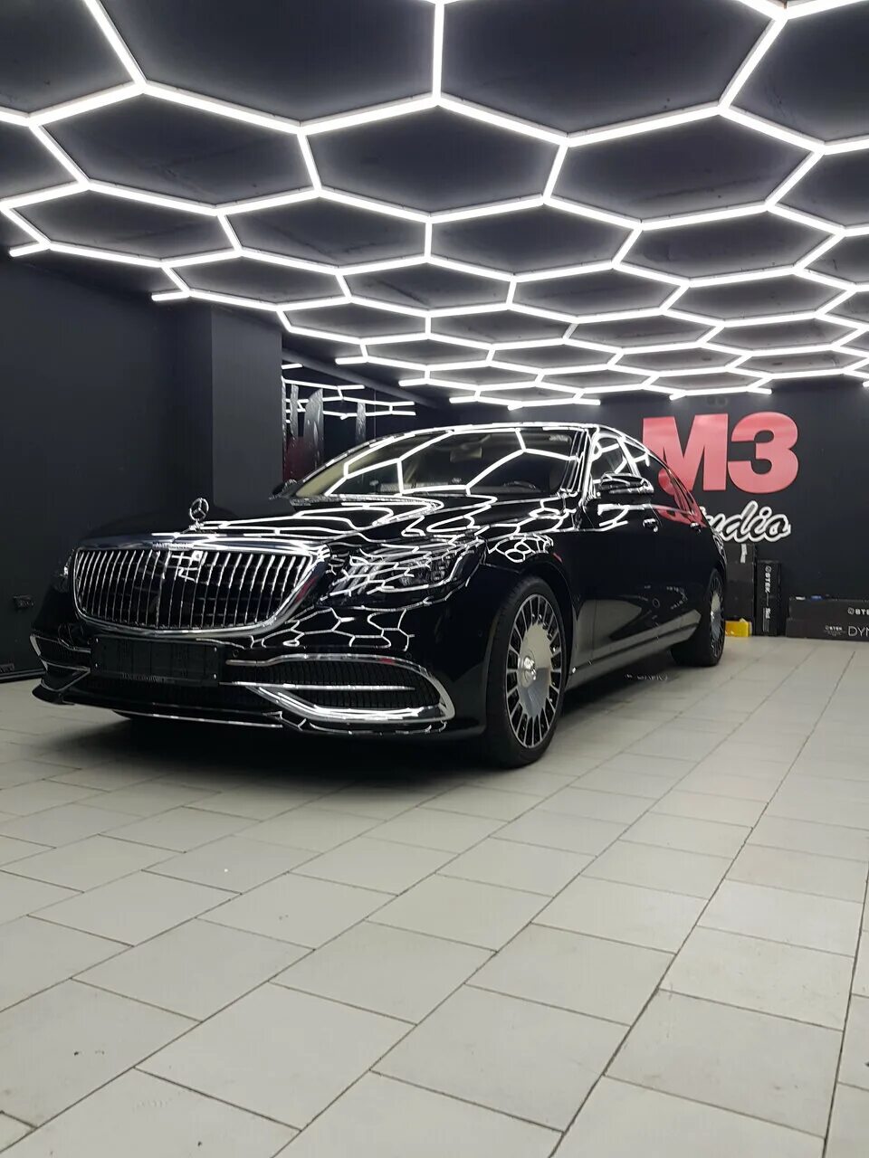 детейлинг гараж. свет в автосервисе. моранди детейлинг. гараж в стиле детейлинга. детейлинг центр bmw.