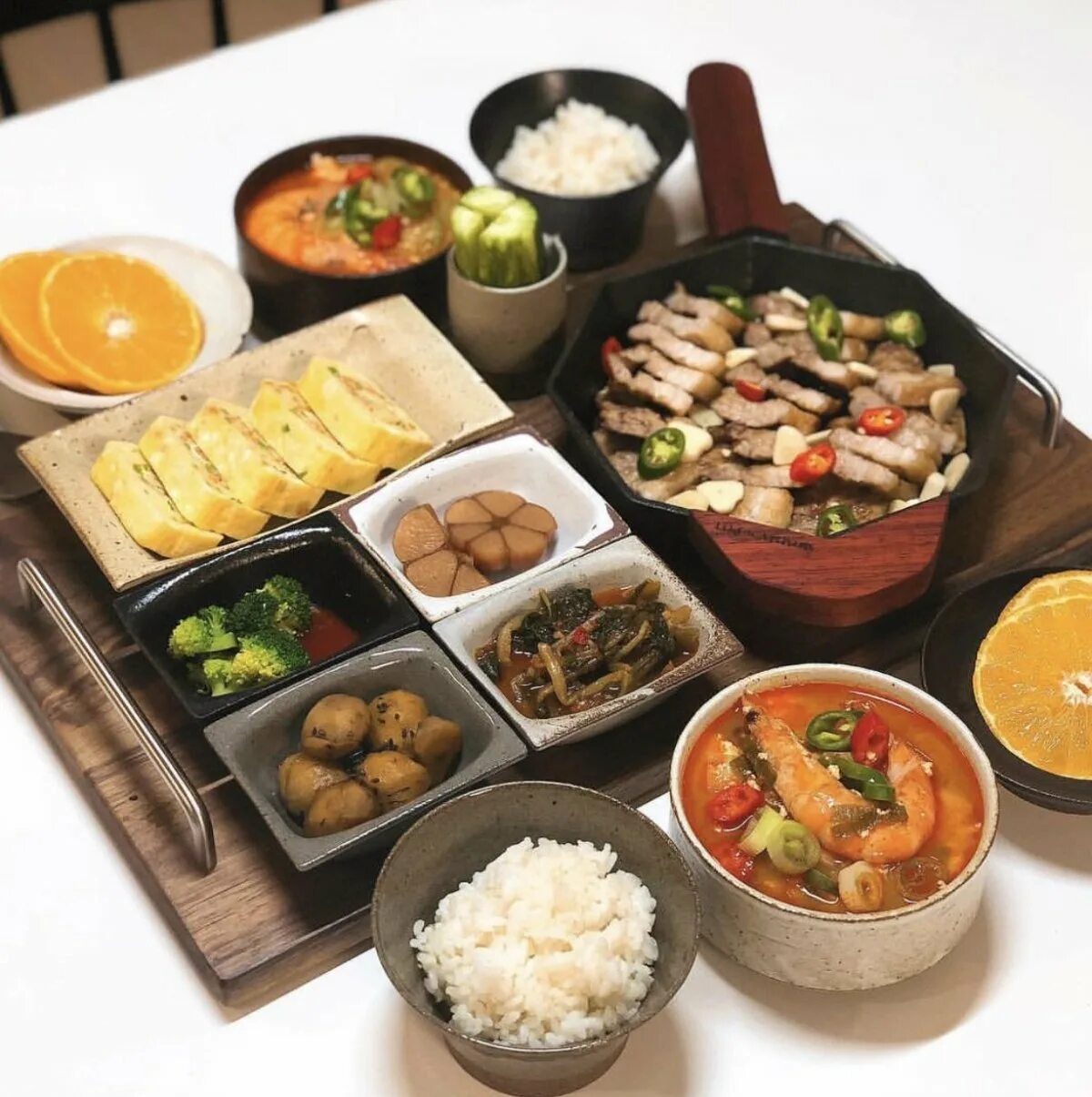 Корейская еда Джокбал. Корейская кухня рамен. Китайский стол с едой. Кухня Японии.