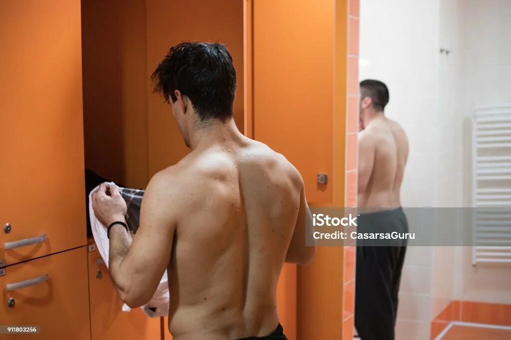 Мужчины в раздевалке. Мужик в раздевалке девушек. Мужская раздевалка душевая. Мужчина возле зеркала в раздевалке. Девичья раздевалка в школе.