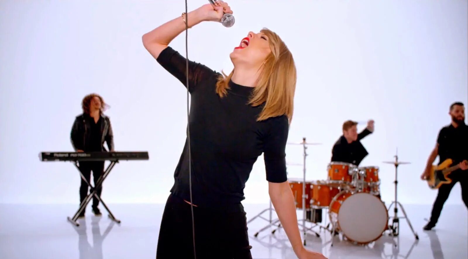 Свифт shake. Тейлор свифт шейк. тейлор свифт shake it off. taylor swift shake it off обложка. тейлор свифт поет.